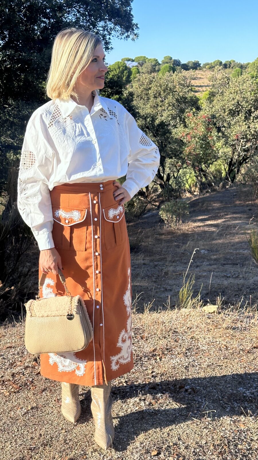 Falda midi bordada camel